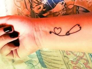 Larissa tatuou um estetoscópio no braço, para expressar seu fascínio pela enfermagem. (Foto: Arquivo Pessoal)