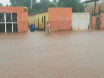 Chuva desabriga 15 fam&iacute;lias e c&oacute;rrego encobre BR-060 por duas horas