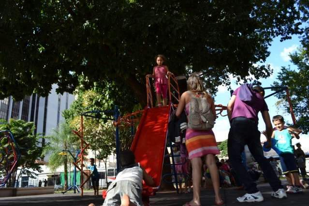 Pais e at&eacute; comerciantes reclamam do barulho de brinquedos na Ary Coelho