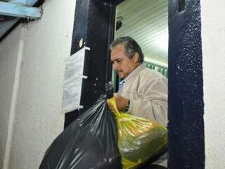 Beto Mariano ao sair da cadeia, em junho, levou seus pertences em sacolas plásticas (Foto: Alcides Neto/Arquivo)