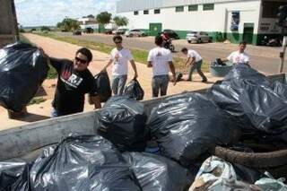 Vereadores j&aacute; recolheram duas toneladas de lixo em Campo Grande