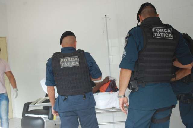 Em acerto de conta do tr&aacute;fico, jovem mata homem e fere adolescente a tiros