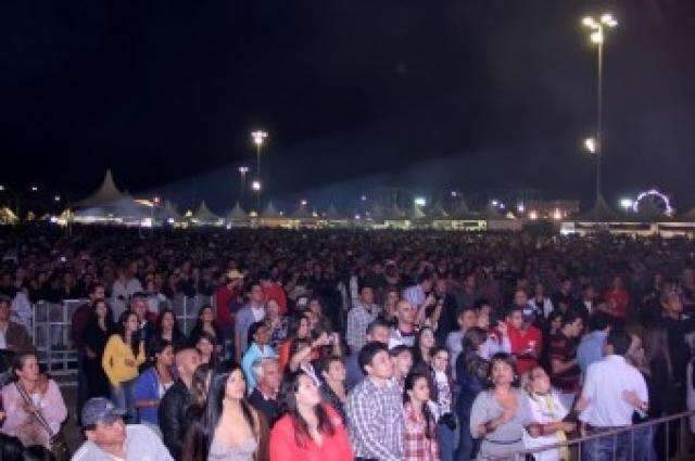 Show de Crystian e Ralf atrai 20 mil pessoas em Arraial de Santo Antonio