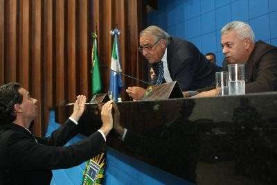Assembleia aprova projeto que prev&ecirc; reajuste de at&eacute; 22% &agrave; deputados e governador