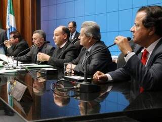 Deputados Maurício Picarelli (PSDB), Junior Mochi (MDB), Onevan de Matos (PSDB) e Amarildo Cruz (PT), na mesa diretora (Foto: Victor Chileno/ALMS)