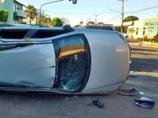 Ve&iacute;culo tomba depois de ser atingido por carro que furou sinal vermelho