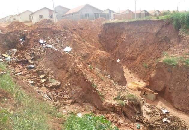 Moradores reclamam de cratera que amea&ccedil;a engolir casas em Bairro 