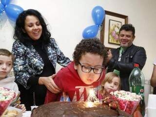 Pela primeira vez, Lourenzo soprou velinha do bolo na festa de aniversário. (Foto: Arquivo/Gerson Walber)