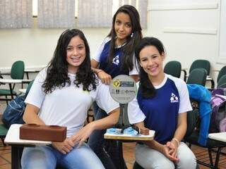 Com o troféu da da Fetec, o próximo desafio das alunas é no Febrace, em São Paulo (Folto: Luciano Muta)
