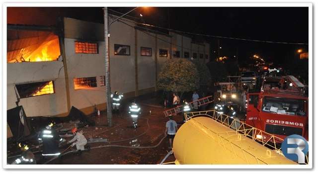 Inc&ecirc;ndio destr&oacute;i lojas de m&oacute;veis em Sidrol&acirc;ndia na madrugada