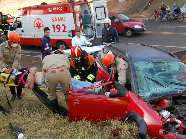  Carro cai do viaduto da Afonso Pena com a Cear&aacute;
