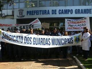 Enfermeiros e guardas municipais se encontram durante protesto em frente a Prefeitura. (Foto: Fernando Antunes)