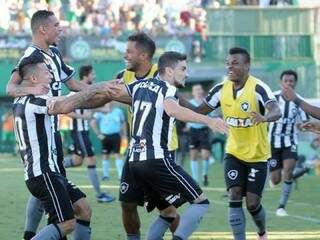 Jogadores comemorando o gol da vitória em campo. (Foto: BotafogoFC) 