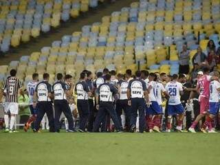 Fluminense e Bahia empatam em 1 a 1 e partida termina com confus&atilde;o no Maracan&atilde;