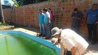 Foram encontrados focos da doença em locais como piscina e caixas d&#039;água. (Fonte: Dirceu Martins/Prefeitura)