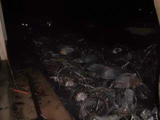 38 motos que estavam no pátio do Detran foram destruidas pelo fogo. (Foto: PM)