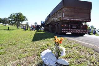 Flores de plástico revelam que outra vítima teve a vida interrompida no trecho onde um acidente matou três pessoas nesta sexta.