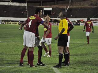 Jogadores do Comercial reclamam com árbitro após segundo gol do Vasco. (Foto: João Garrigó)
