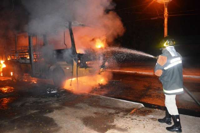 &Ocirc;nibus escolar &eacute; incendiado e jovens s&atilde;o suspeitos de ato criminoso