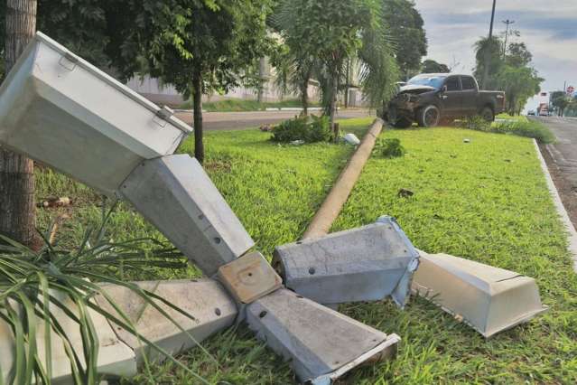 Caminhonete invade canteiro e derruba poste na avenida Mato Grosso 