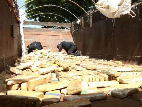 DOF encontra uma tonelada de maconha em caminh&atilde;o com carga de aveia