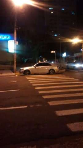 Ve&iacute;culo para sobre faixa de pedestres em frente a maternidade na Marechal Rondon