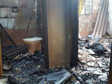 Casa de idosa fica parcialmente destruída após incêndio no interior de MS
