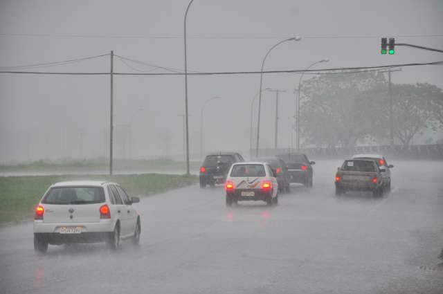  Temporal derruba torre de telefonia e seis pessoas ficam feridas