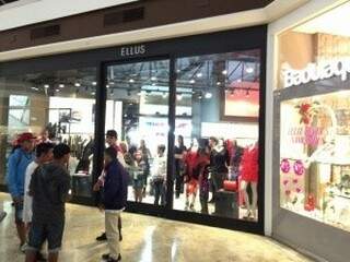 Clientes trancados em loja enquanto adolescentes criam confusão em shopping (Foto: Direto das Ruas)