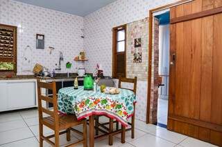 Cozinha com azulejos antigos. (Foto: Kísie Ainoã)