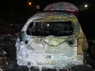 Compass encontrado em chamas na fronteira; polícia diz que veiculo foi usado em chacina (Foto: Porã News)