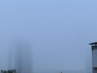 Neblina encobriu prédios nesta manhã em Campo Grande (Foto: Henrique Kawaminami) 
