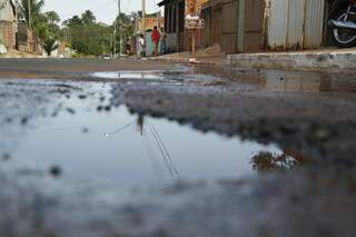 Vazamento contínuo deixa o asfalto sempre molhado na rua Itaporanga. (Foto: Marcelo Victor)