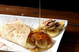 Lanche ganhou a leveza do açúcar e a casa preparou a versão doce do kebab. Na foto: banana, canela e mel. 