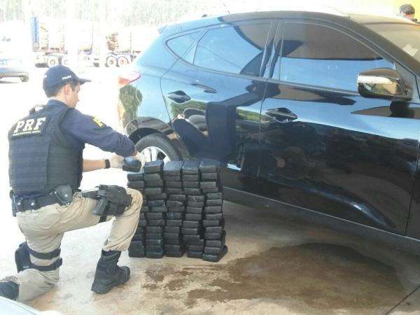 M&atilde;e e filha s&atilde;o presas ns BR-262 com coca&iacute;na avaliada em R$ 1 milh&atilde;o