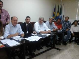 Em reunião do PMDB, Mochi anuncia que André e Nelsinho estarão a frente das articulações em Campo Grande (Foto: Leonardo Rocha)