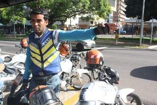 Ramires é motociclista há 6 anos e considera arriscado o uso de celulares enquanto pilota (Foto: Marcos Ermínio)