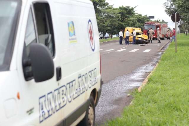 Ambul&acirc;ncia &eacute; atingida por carro dos Correios ao parar para pedestre