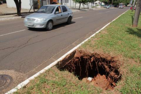 Técnicos vistoriam 'buraco misterioso' e município promete reparos em breve
