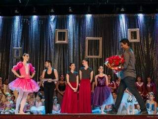 Anunciado no palco, Thiago subiu com buquê de flores para bailarina Paula. (Foto: Marcelo Erick)