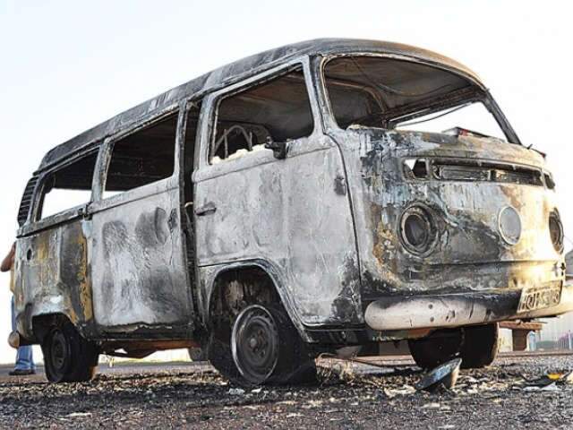  Kombi da prefeitura de Sidrol&acirc;ndia pega fogo na MS-162 
