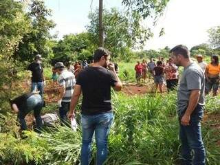 Investigadores e moradores da aldeia no local onde o corpo foi encontrado. (Foto: Osvaldo Duarte/Dourados News) 