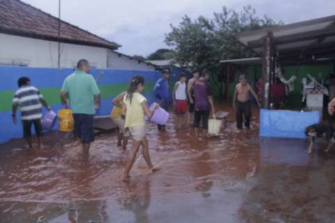 Vizinhas tentam recuperar bens após terem casas invadidas pela água