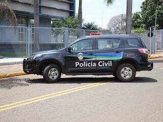 Carro da Polícia Civil chegando à PF em Campo Grande (Foto: Paulo Francis)