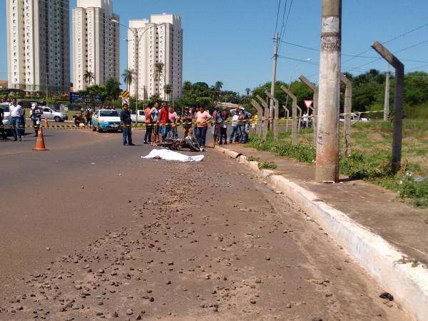 Moto derrapa em pedras, bate no meio fio e poste e mata condutor