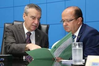 Deputados Paulo Corrêa (PSDB) e José Carlos Barbosa (DEM), durante sessão (Foto: Assessoria/ALMS)