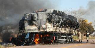 Veículo carregado de algodão pegou fogo na BR-163, em Pedro Gomes (Foto: PC de Souza/Edição de Notícias)