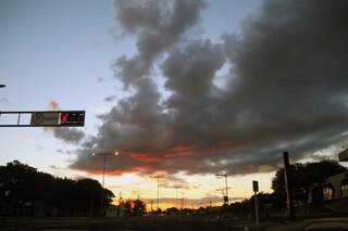 O tempo amanheceu entre nuvens em Campo Grande, mas previsão é de calor e mais um dia sem chuva. (Foto: Marcos Ermínio) 
