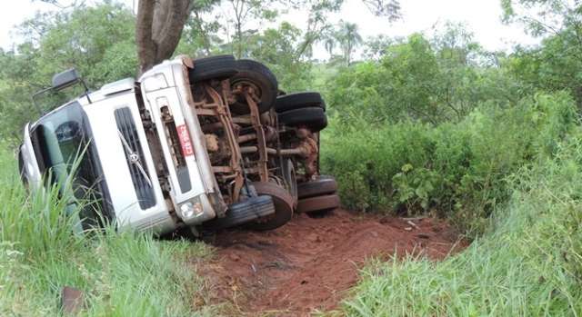 Caminh&atilde;o carregado com melancias perde for&ccedil;a em subida e tomba em rodovia