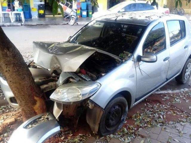 Motorista abandona carro em cal&ccedil;ada ap&oacute;s colis&atilde;o com &aacute;rvore